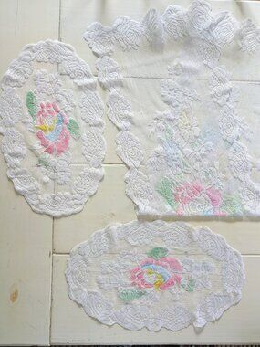 VTG White Lace Table Runner & 2 Doilies Set Pink Rose Pastel Floral Cottagecore